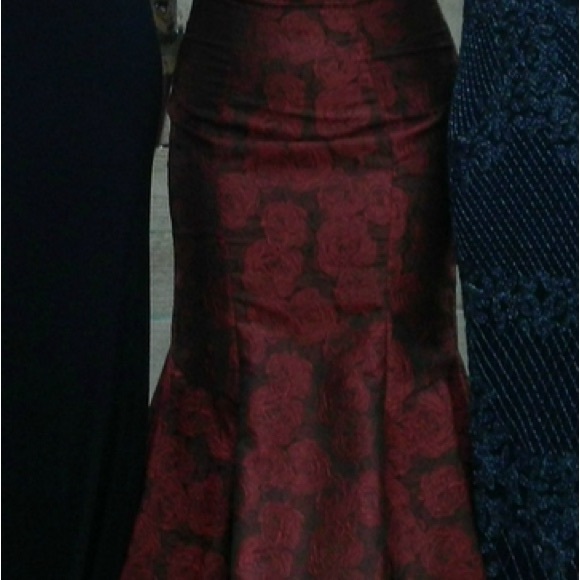 Prom Dress- Mermaid Style- Red Rose pattern. Size 12 - Picture 12 of 14